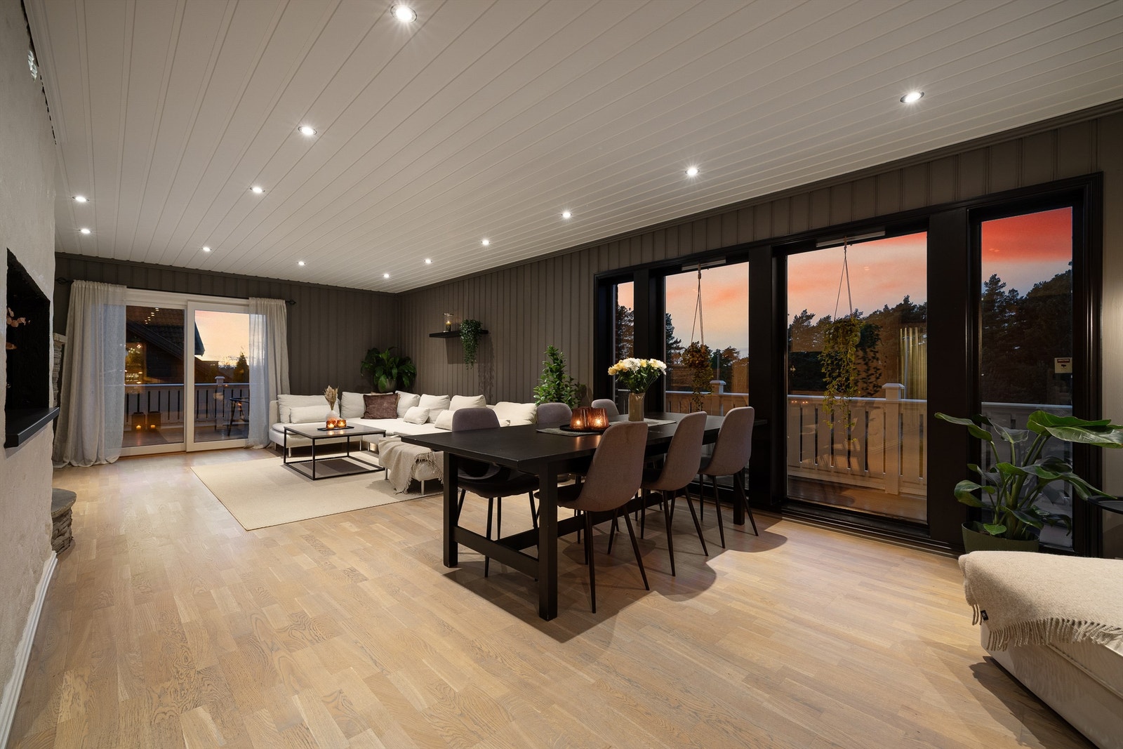 Nær samtlige rom er pusset opp i senere år, stuen inkludert. Parketten er slipt, øvrige overflater er malt. Galleribilde