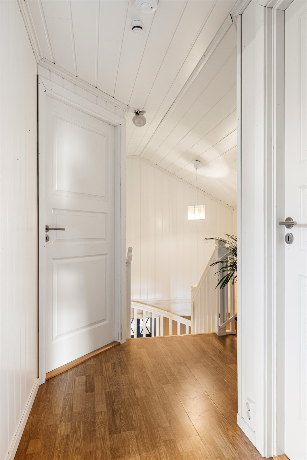 Det er adkomst til alle loftsetasjens rom rett fra gangen. Galleribilde