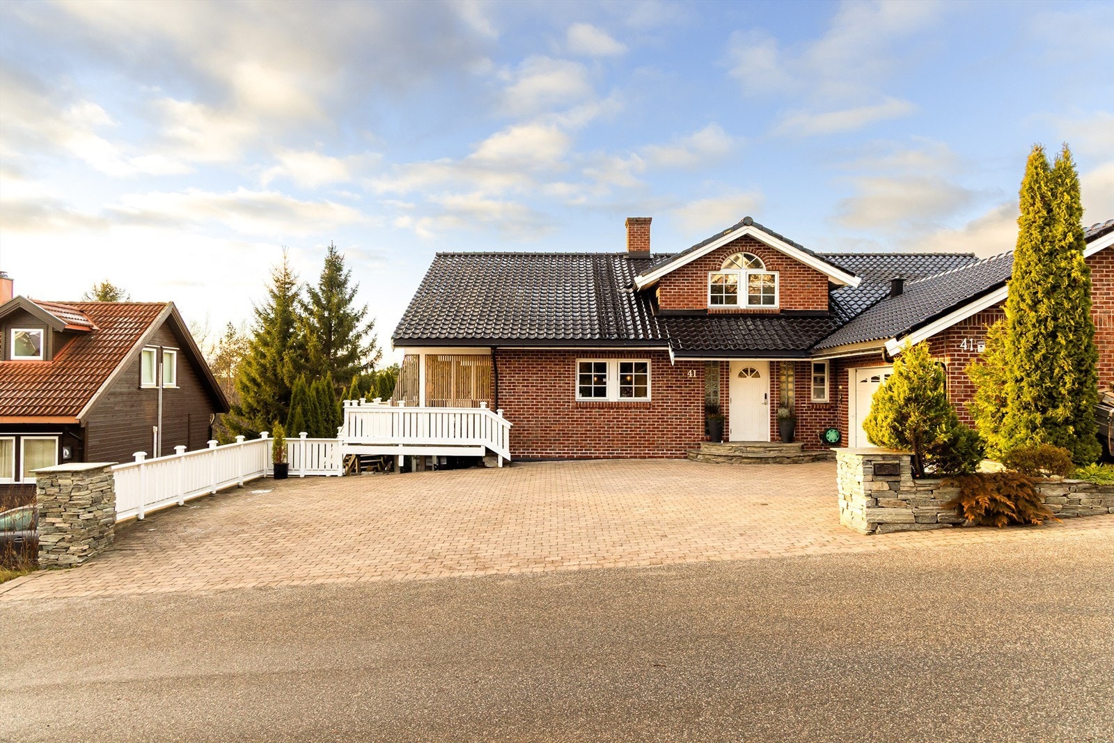 Adkomst til Utleiedelen skjer rundt boligens nordre side, helt adskilt fra hoveddelens inngangsparti. Galleribilde