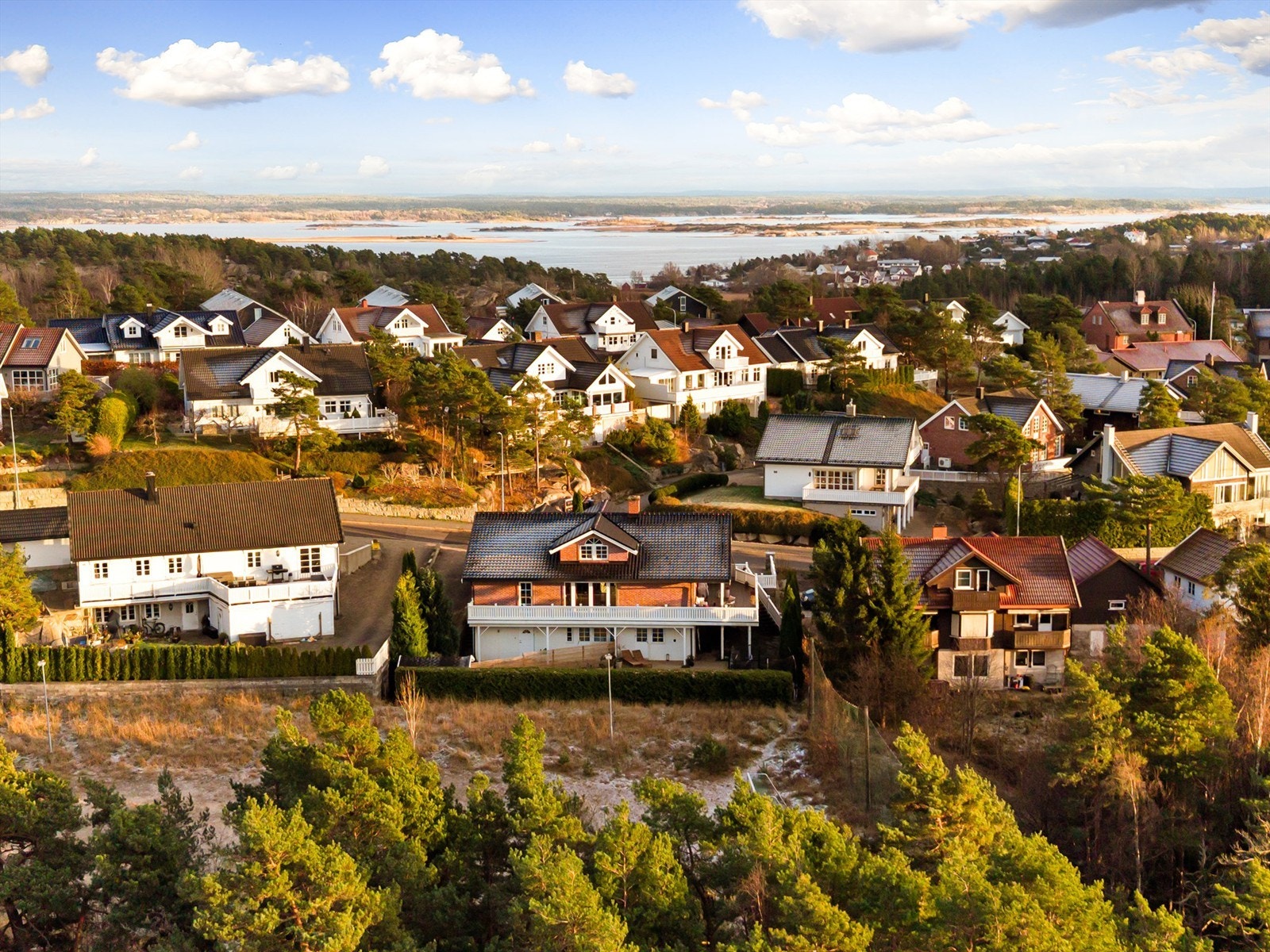 På boligens nordre side er det anlagt biloppstillingsplass som kan disponeres av utleiedelen. Galleribilde