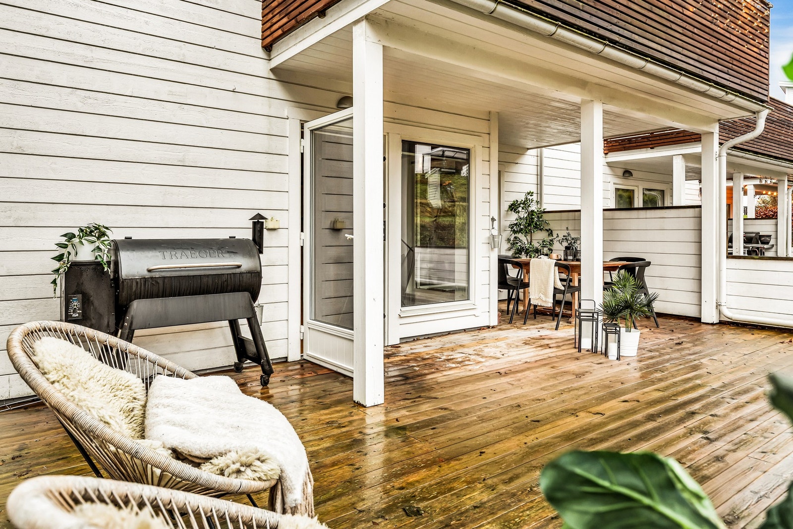 Uteplassen er stor og det er plass til både grill og utepeis, like koselig på sommer som på vinter. Galleribilde