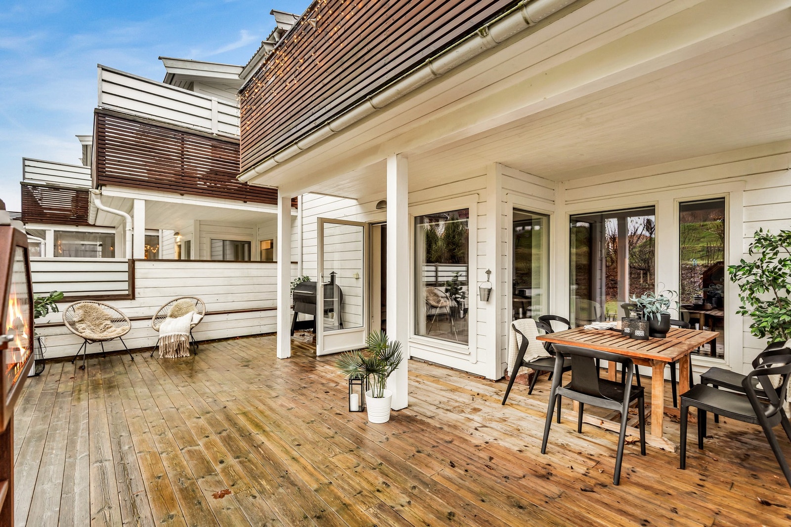 Utenfor stuen finner vi den hyggelige uteplassen. Galleribilde