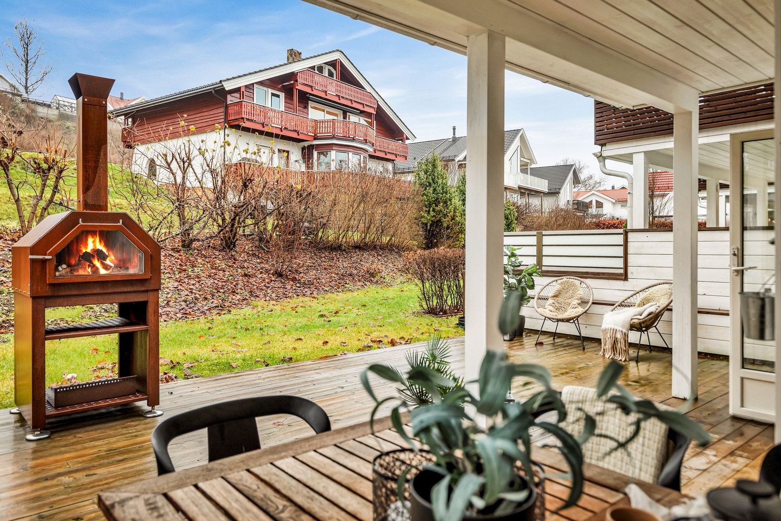 Boligen har en trivelig terrasse på bakkenivå som gir direkte tilgang til hage. Galleribilde