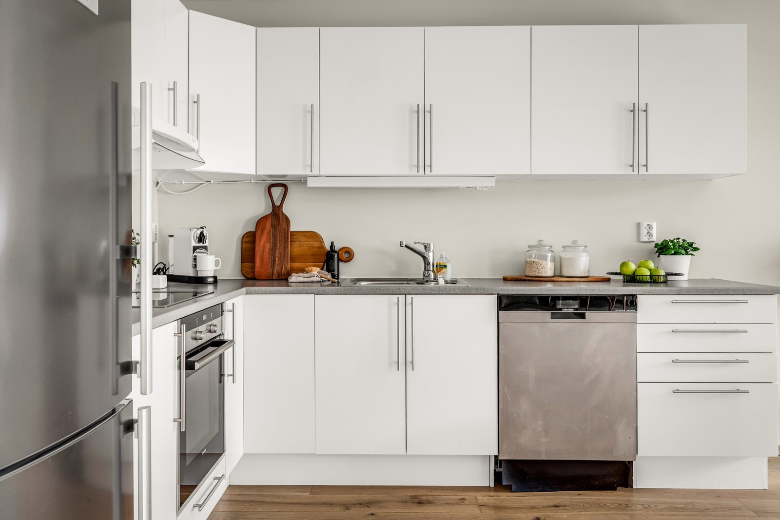 Kjøkkenet fra Sigdal ligger i åpen løsning med stuen og har integrert stekeovn og induksjonstopp. Galleribilde