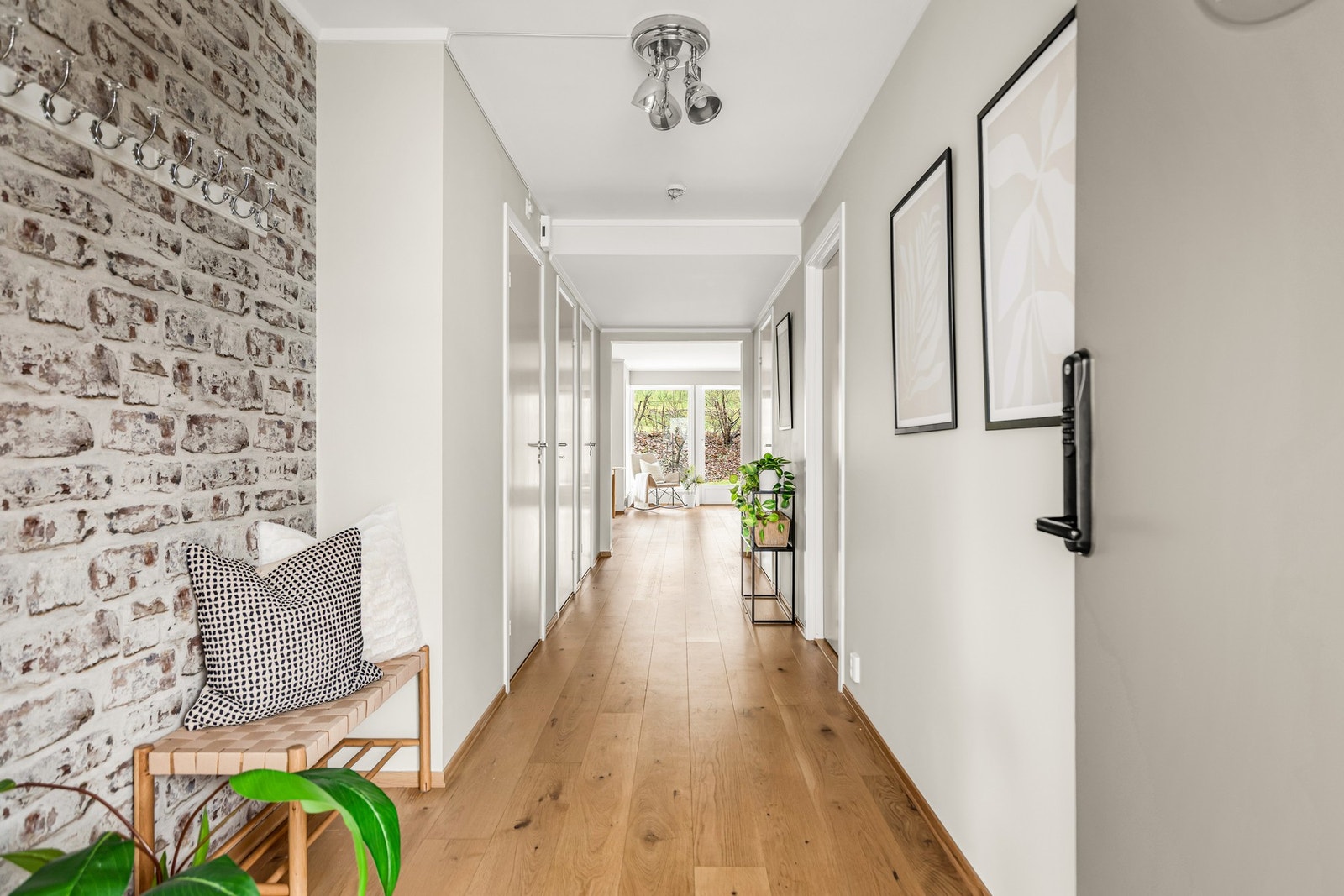 Entreen har lysmalte overflater, enstavs parkettgulv, gulvvarme og ytterdør med smart kodelås. Galleribilde