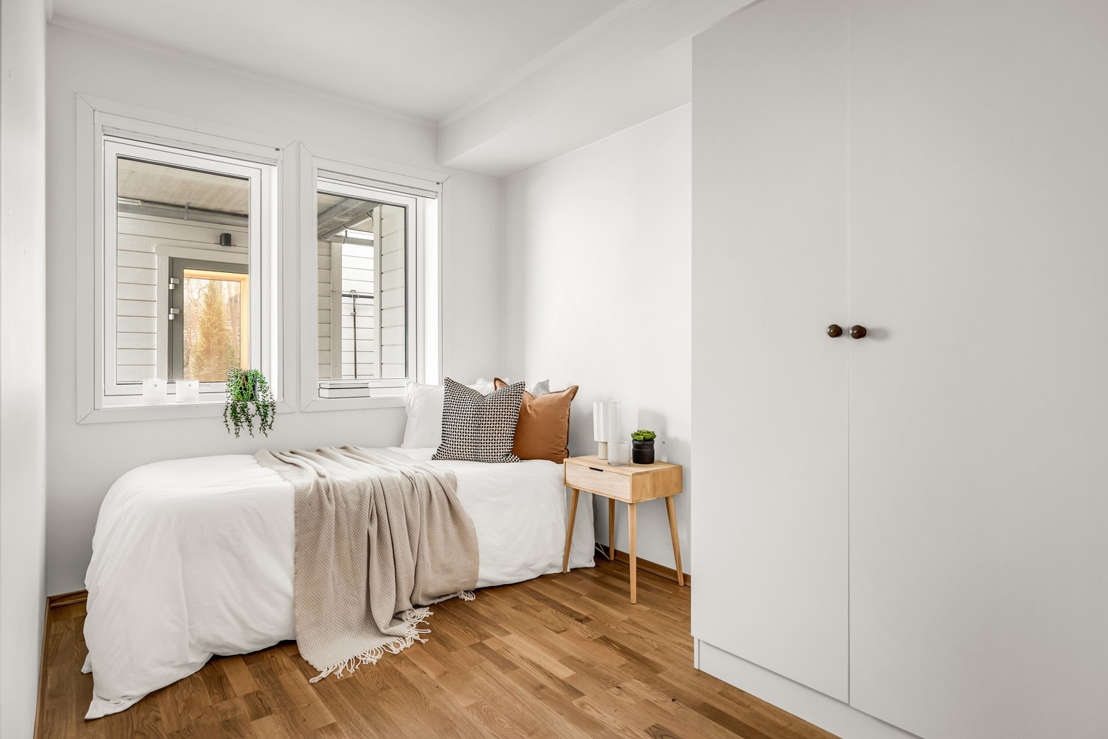 Det andre soverommet har også god plass til klesskap og oppbevaring, men kan også brukes som et romslig kontor. Galleribilde