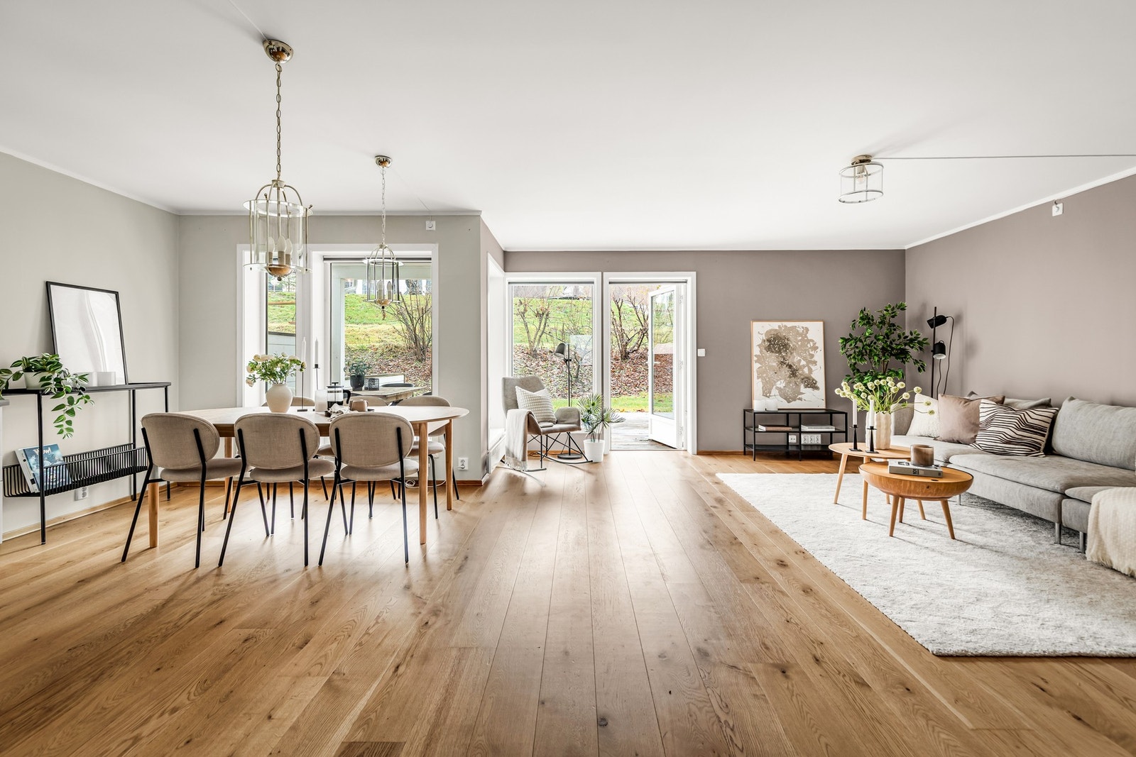 I enden av gangen finner vi boligens samlingspunkt, den romslige og lyse stuen. Galleribilde