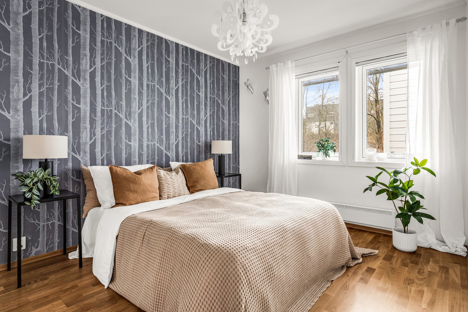 Hovedsoverommet har fått en fondvegg i tapet som gir et pent særpreg. Galleribilde