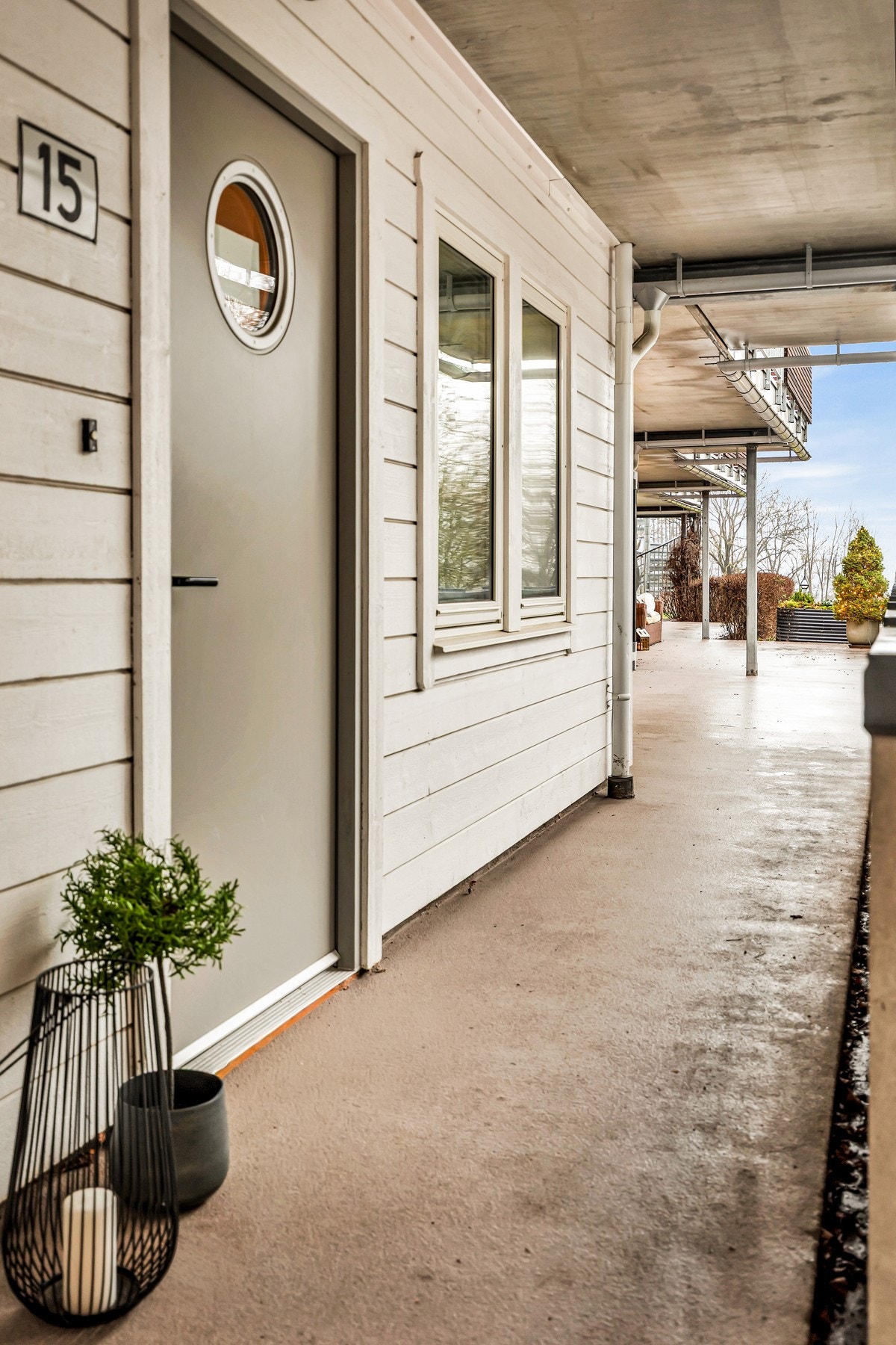 Svalgangen er overbygd og fremstår som hyggelig, med plass til blomsterkrukker eller lignende. Galleribilde