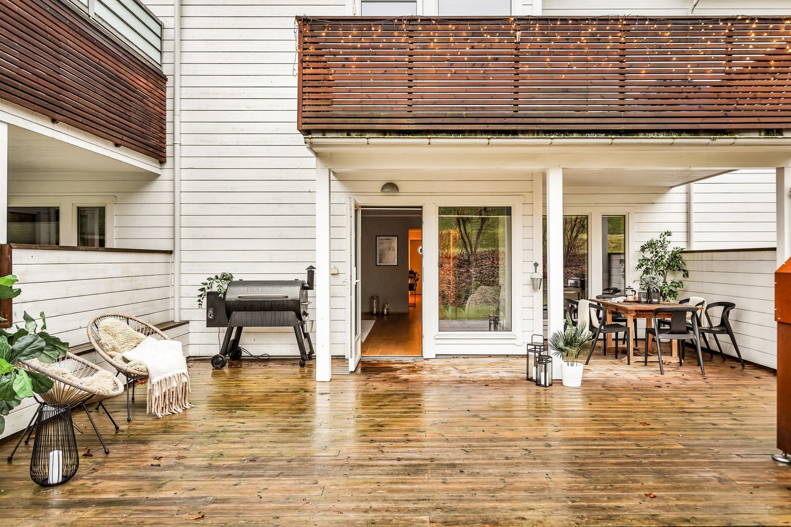 Terassen er delvis overbygd, perfekt for å ha en lun sittegruppe. Galleribilde