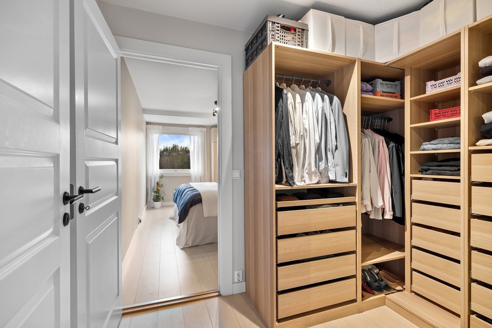 Walk-in før adkomst til soverommet Galleribilde