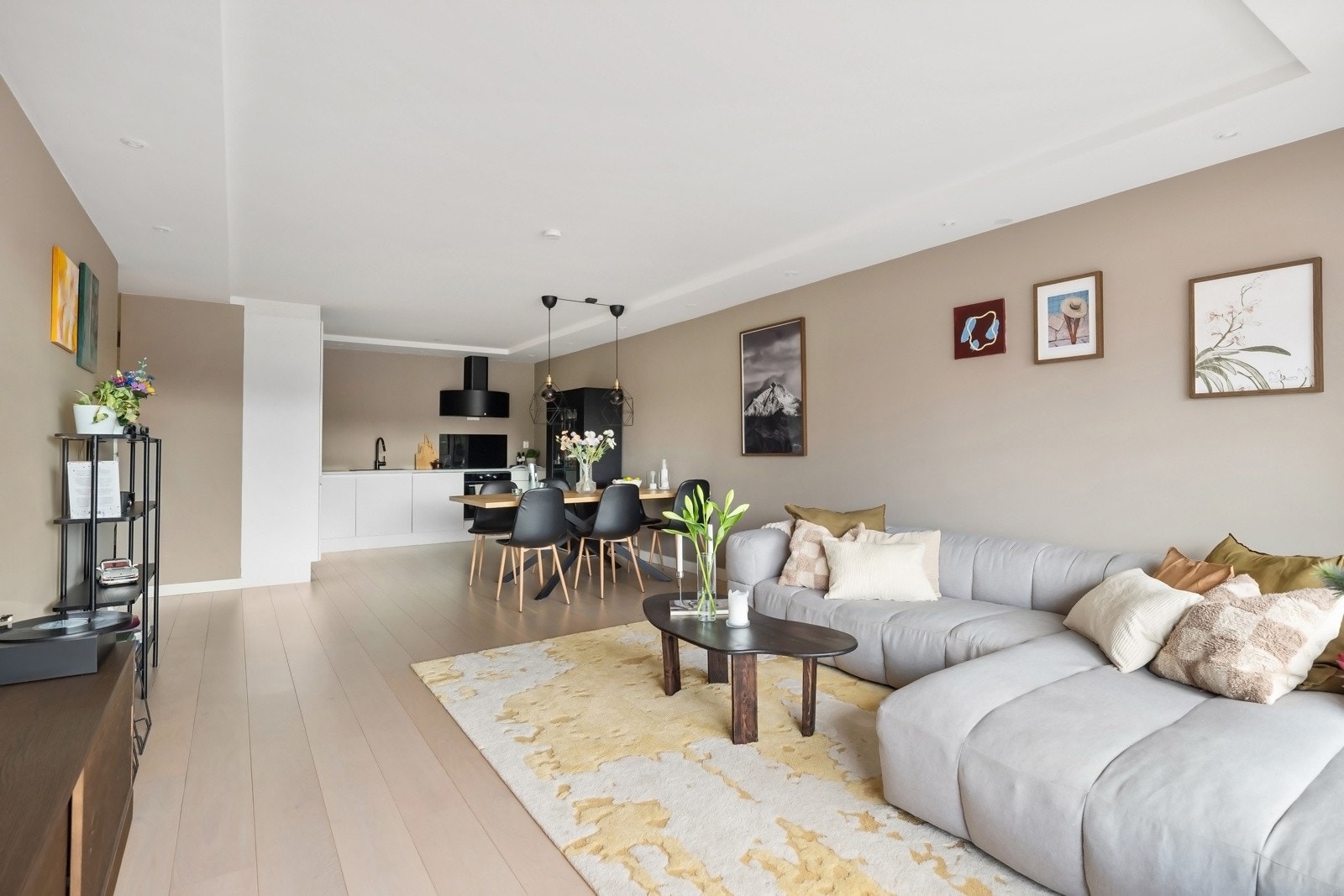 Stue med åpen kjøkkenløsning Galleribilde