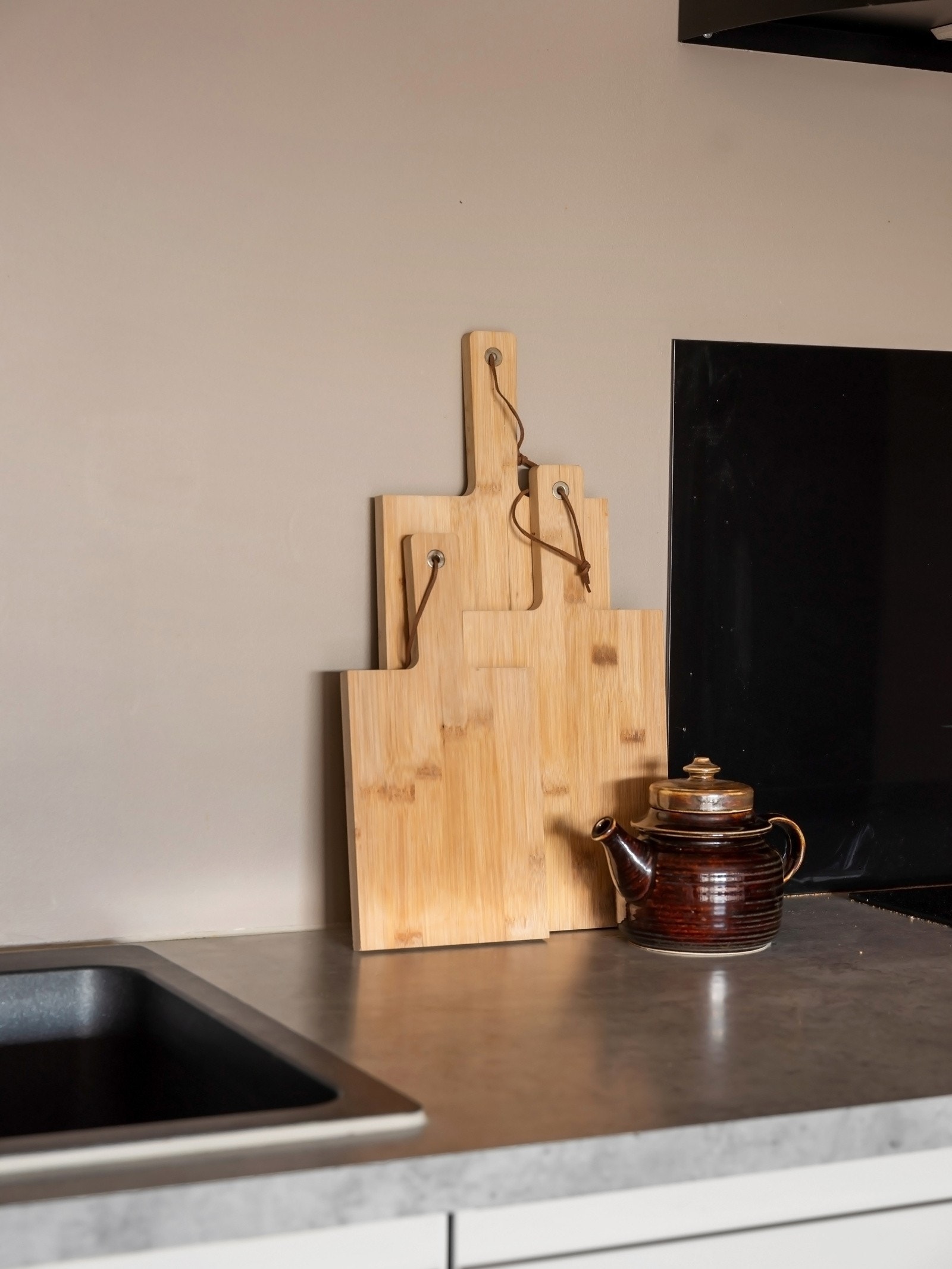 Kjøkkenet har godt med skap- og benkeplass Galleribilde