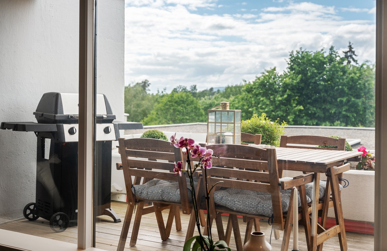 Ut fra stuen, er det adkomst til stor og vestvendt terrasse Galleribilde