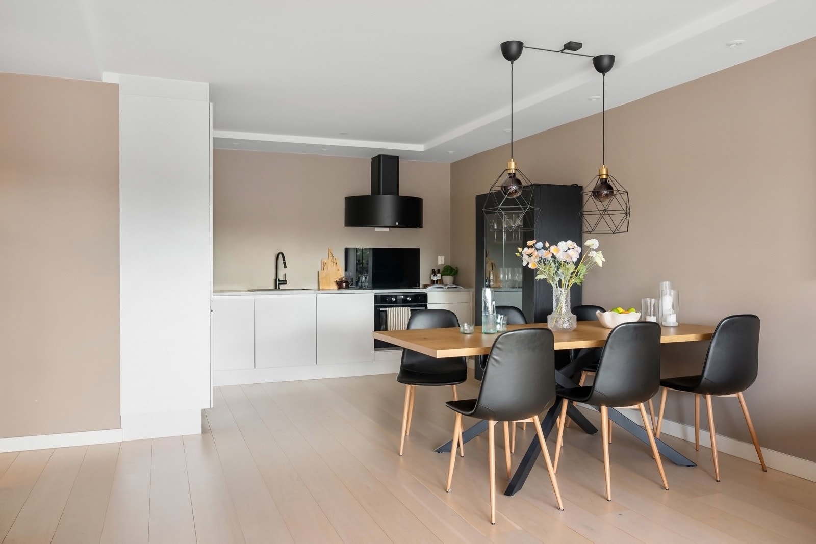 Naturlig plass for langbord mellom stue og kjøkkenet Galleribilde