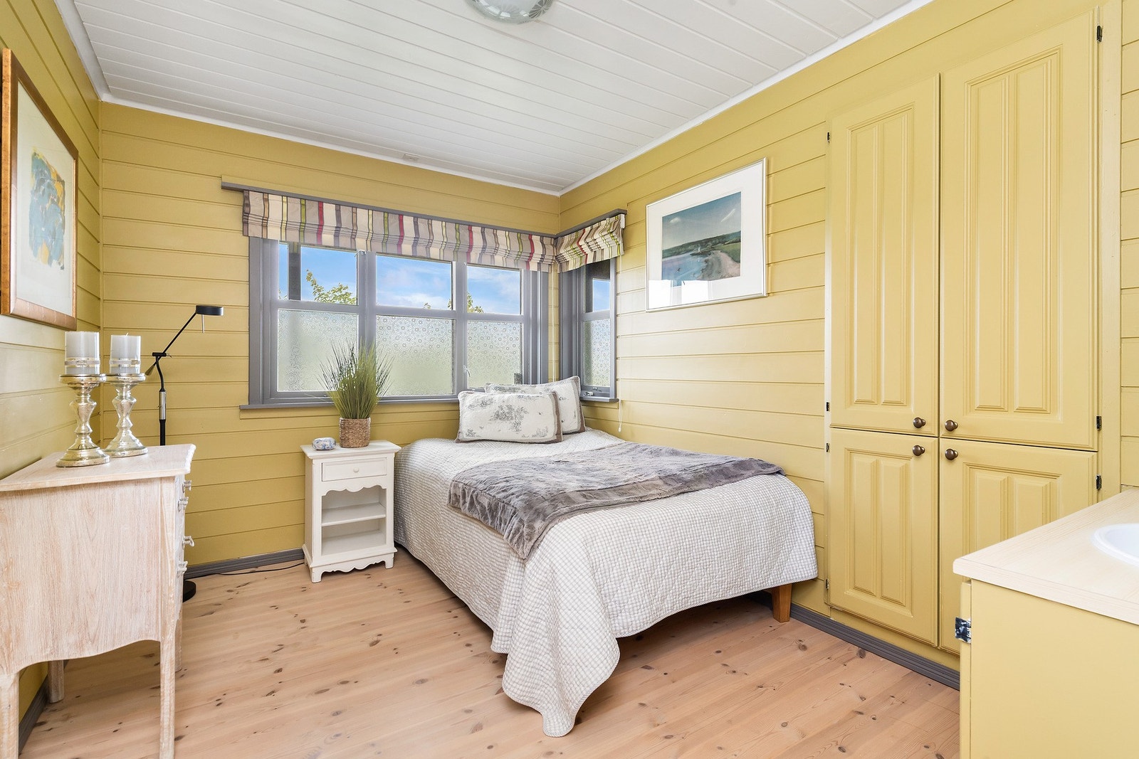 Soverom 2 har servantskap Galleribilde