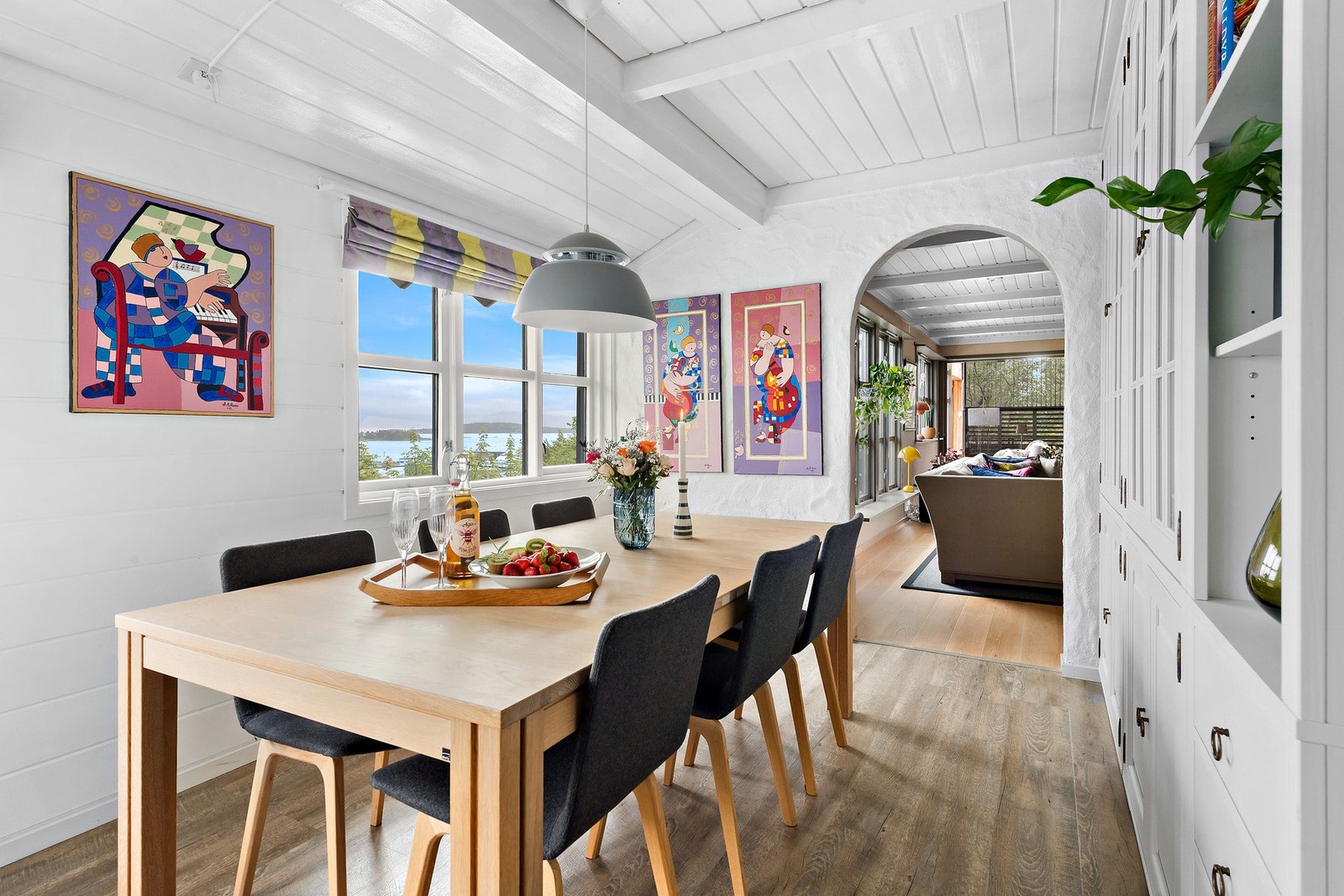 Det er plass til stort spisebord på kjøkkenet Galleribilde