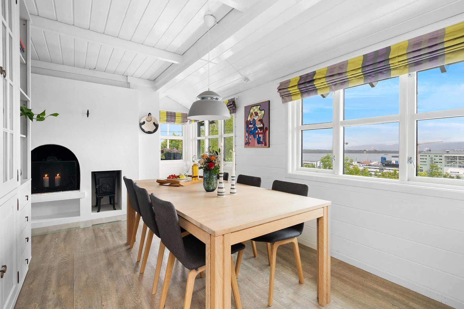 Hyggelig spiseplass i kjøkkenet med peis og vedovn Galleribilde