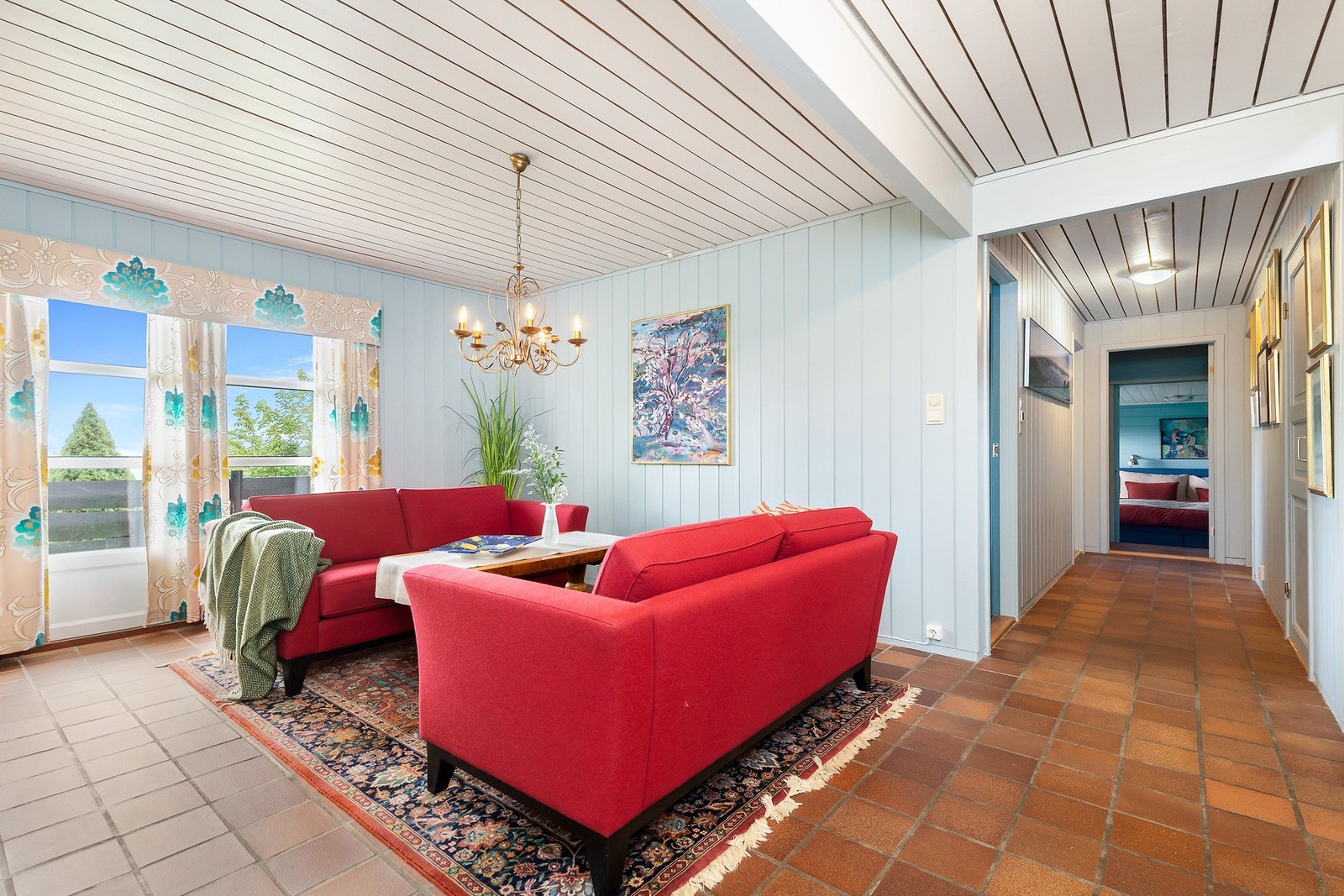 Stue og soveromsgang i underetasjen Galleribilde