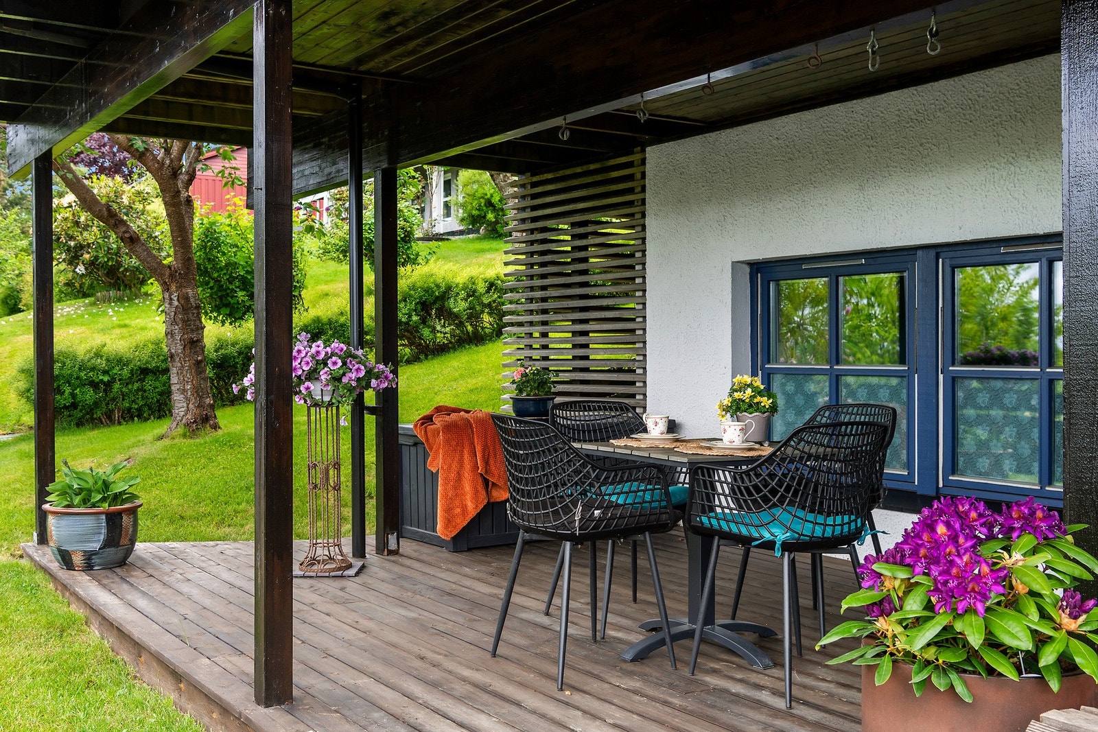 Hyggelig uteplass i hagen Galleribilde