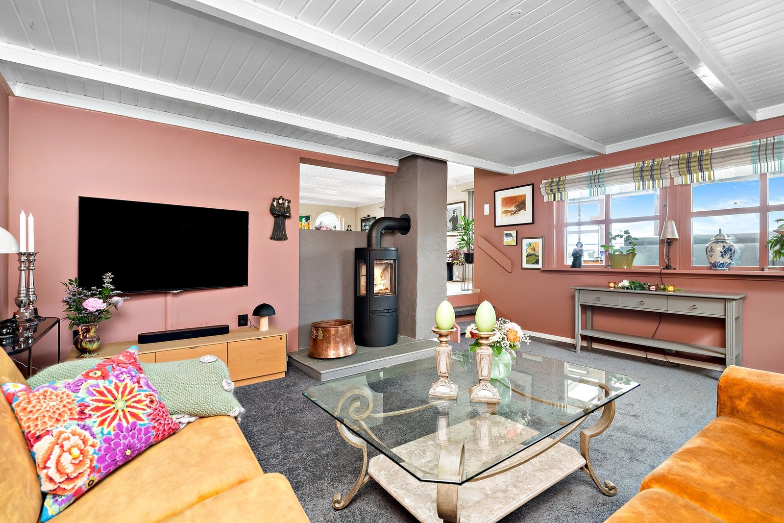 Stue vest i 1. etasje med rentbrennende vedovn Galleribilde