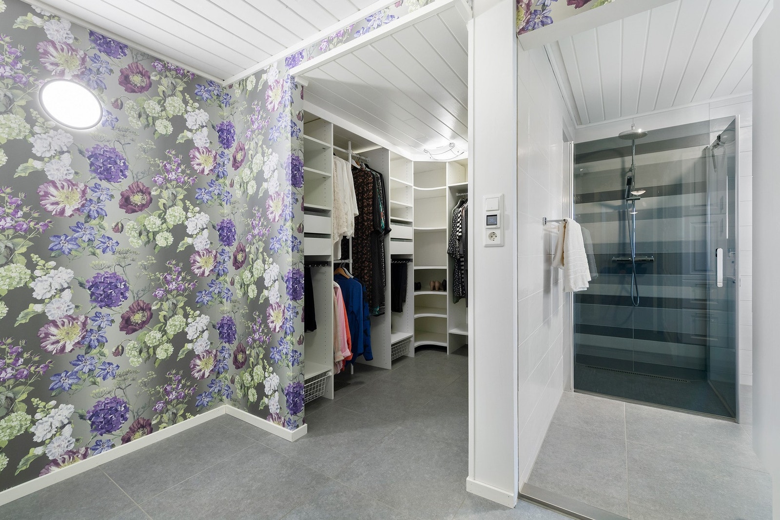 Bad og stort omkledningsrom i underetasjen Galleribilde