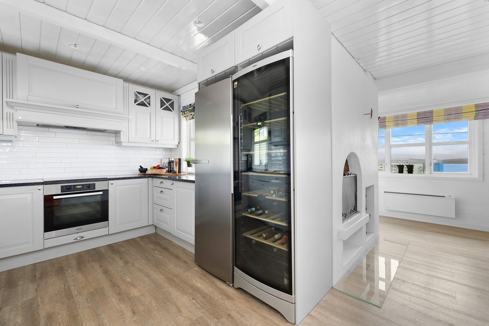 Kjøkkenet har løst kjøleskap og vinskap som medfølger Galleribilde