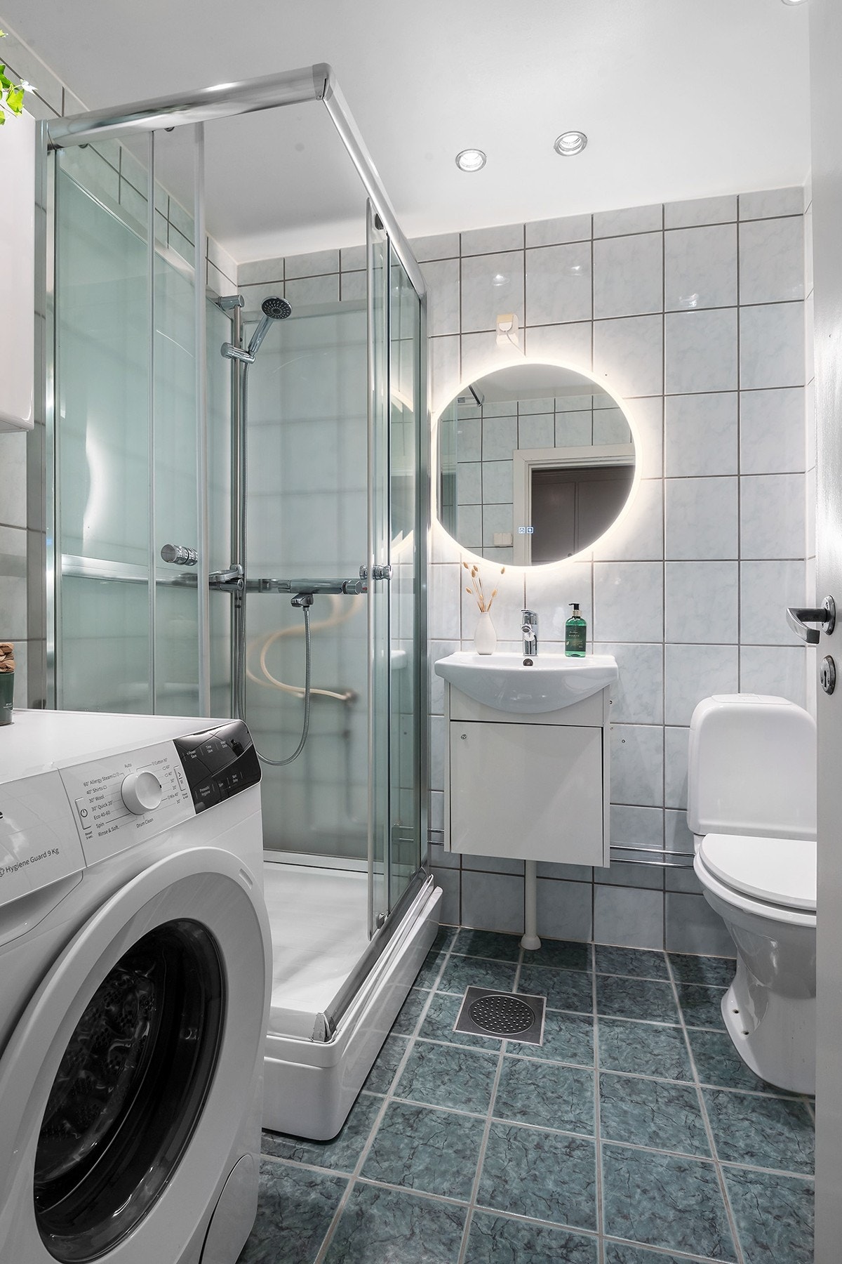 Flislagt bad med dusjkabinett, wc og servant med underskap Galleribilde