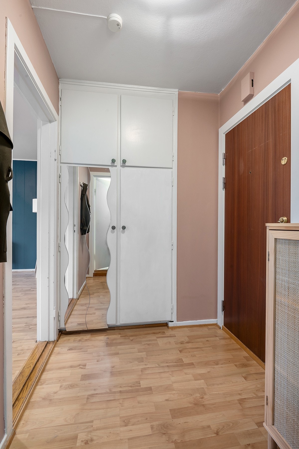 Plassbygd garderobeskap med god plass til å henge fra seg jakker og annet yttertøy. Galleribilde