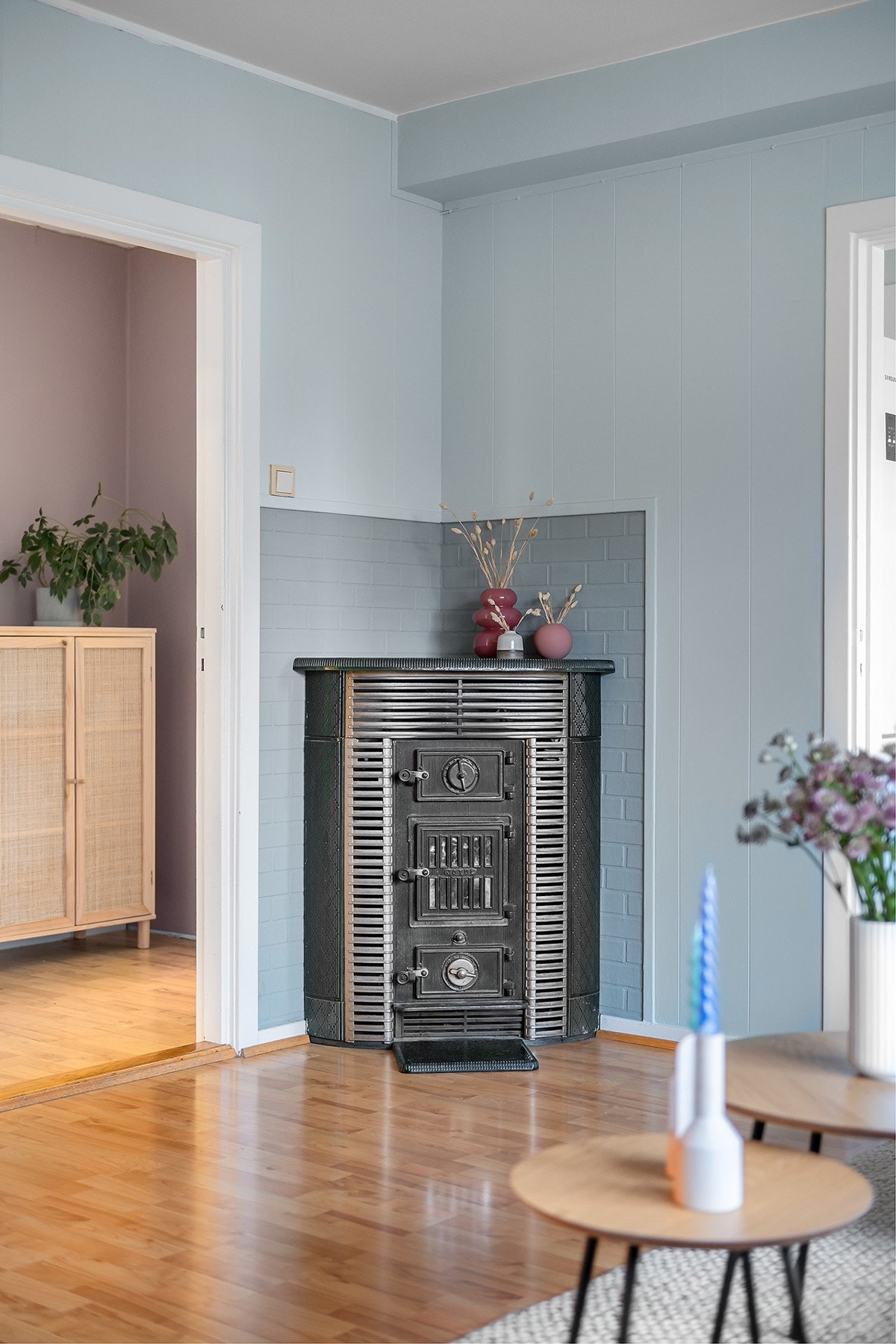 Det er vedovn i stuen som gir det lille ekstra på mørke vinterkvelder. Galleribilde