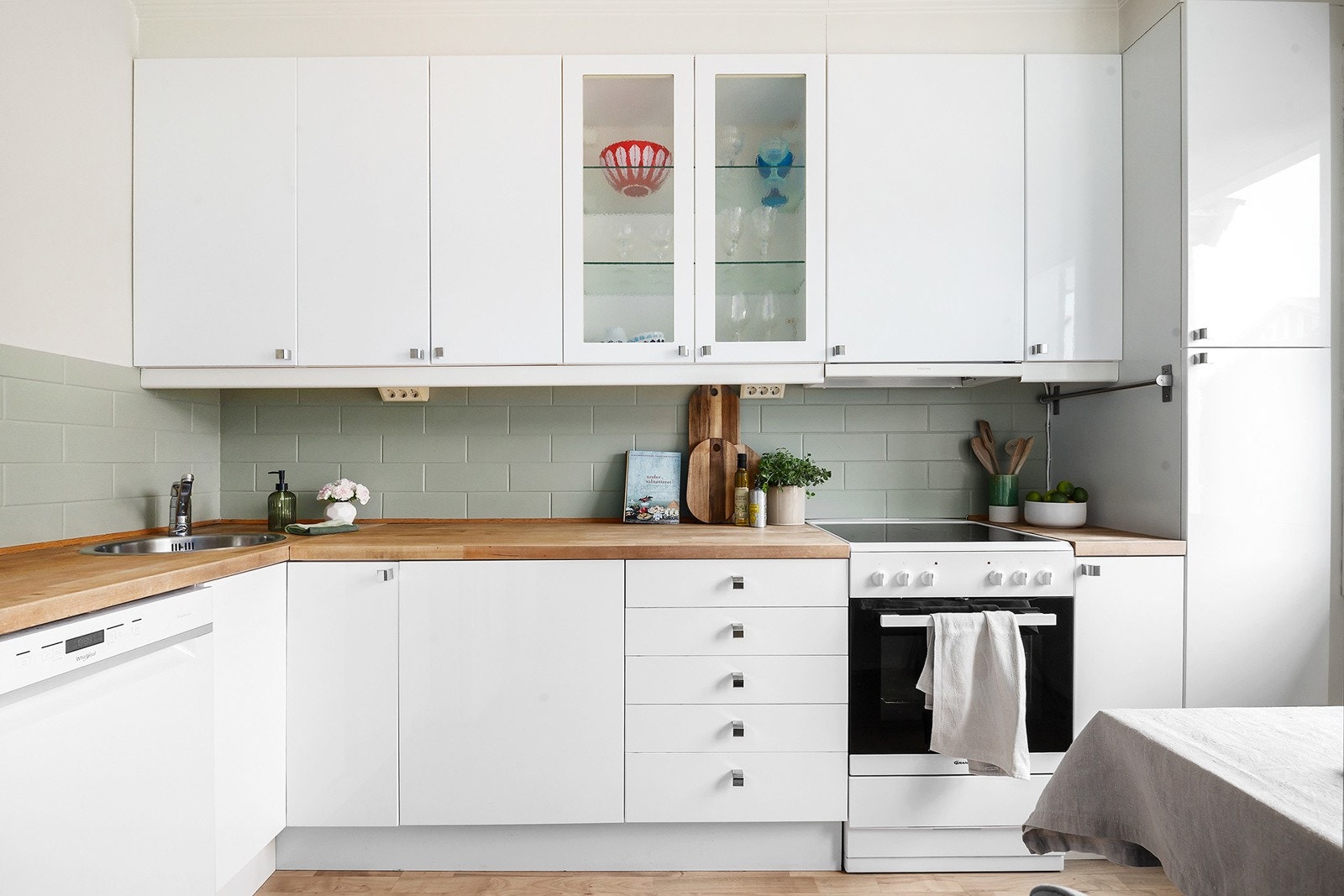 Det er godt med skap- og benkplass på kjøkkenet. Galleribilde