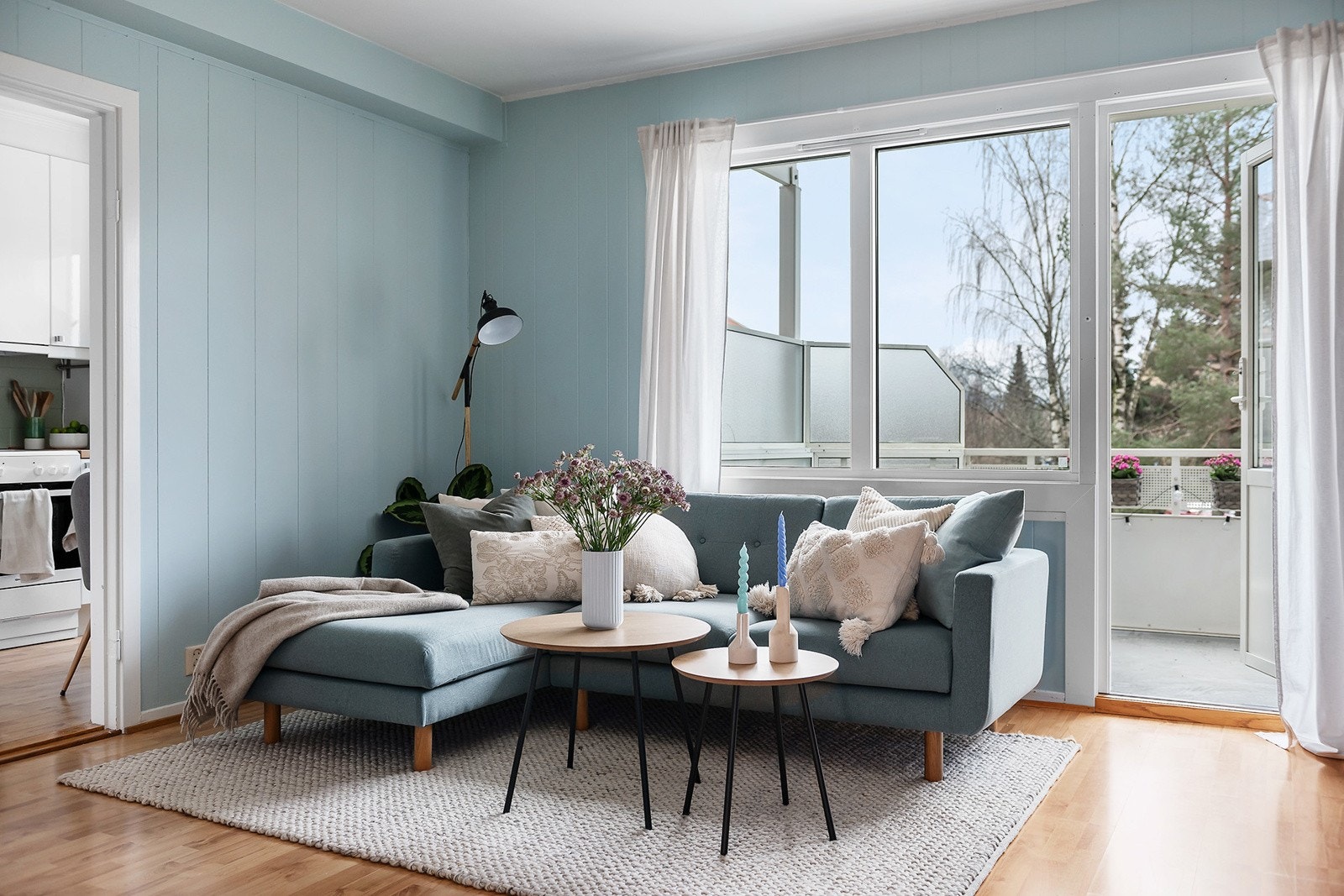 Rommet er lett å innrede med plass til både salong- og spisegruppe. Galleribilde