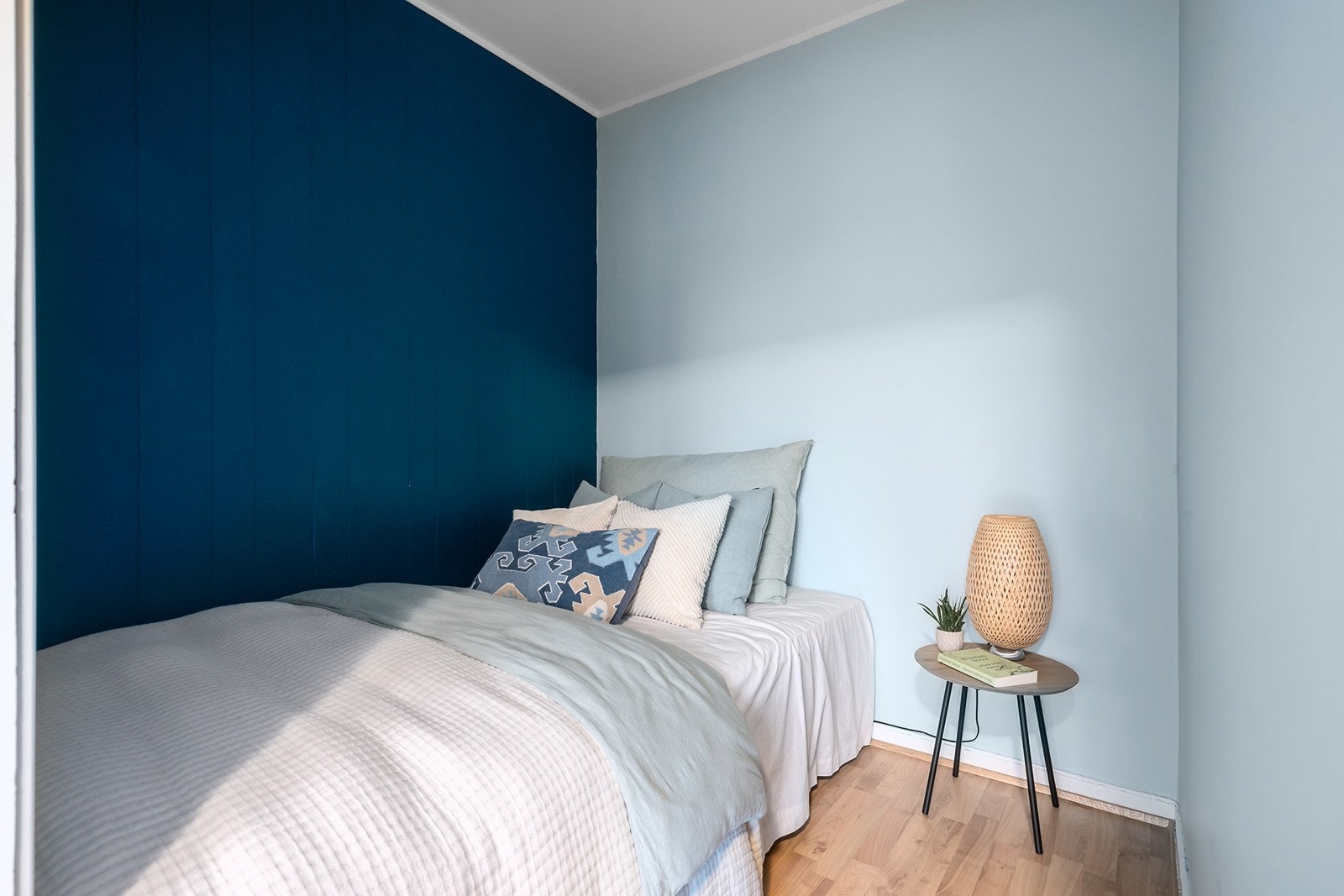 Praktisk alkove som gir en naturlig soveplass Galleribilde