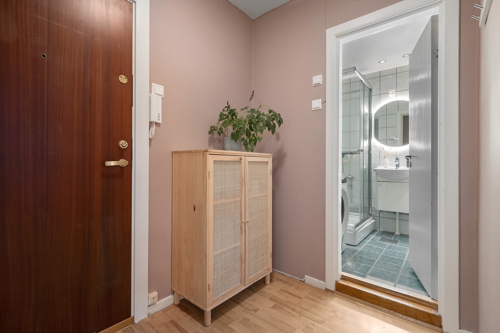 Leiligheten har en romslig og innbydende entré. Galleribilde