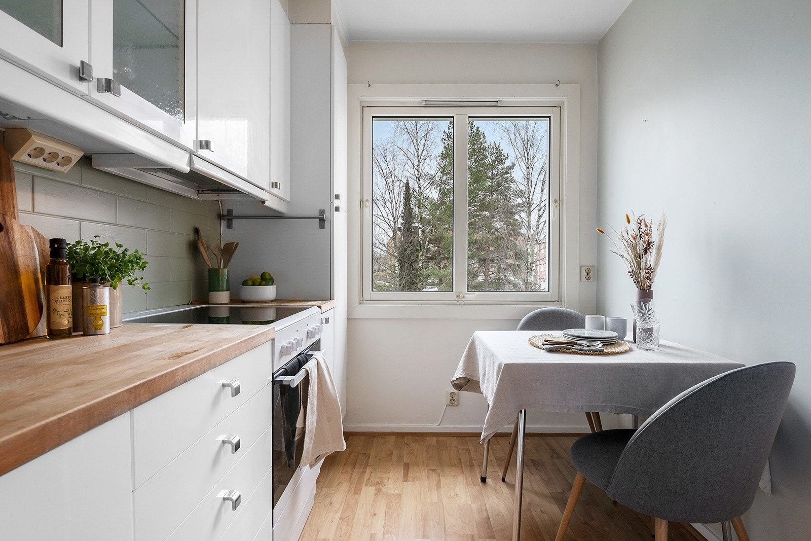 Separat kjøkken med plass til et lite bord hvor man kan nyte frokosten. Galleribilde