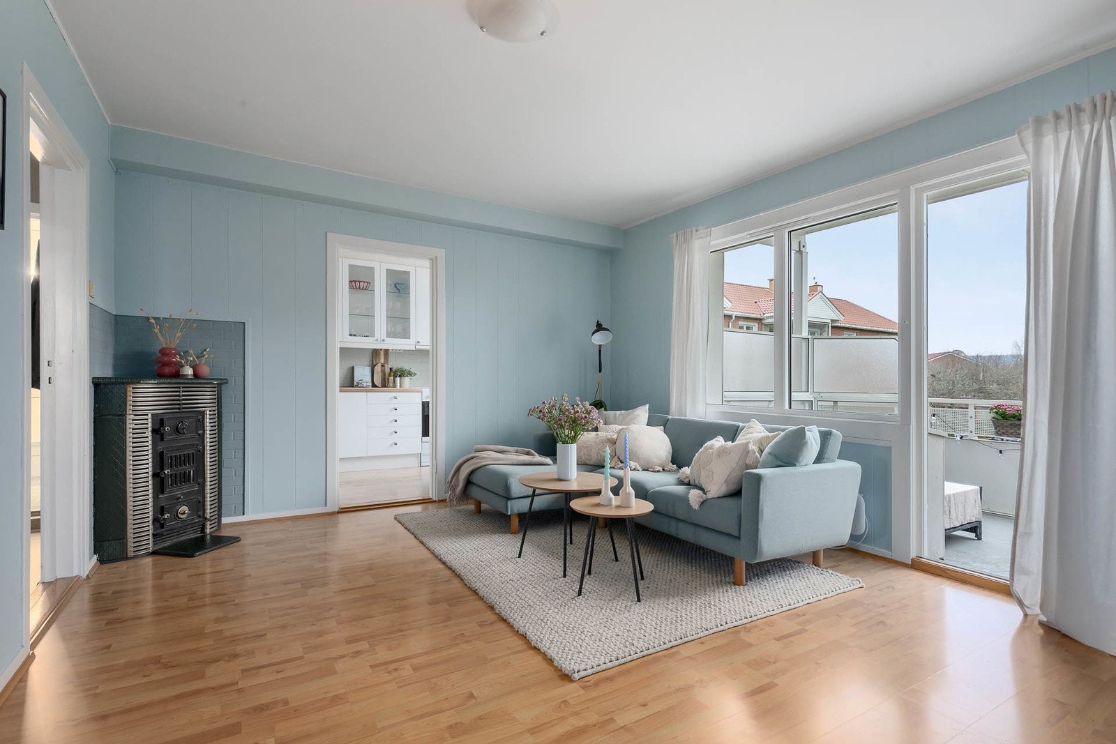 Lys og romslig stue med store overflater som slipper inn godt med naturlig lys. Galleribilde