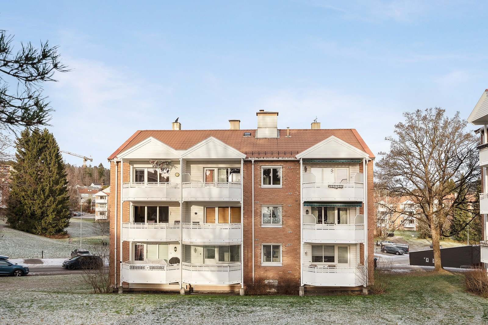 Leiligheten ligger i byggets 3. etasje med grønne omgivelser Galleribilde