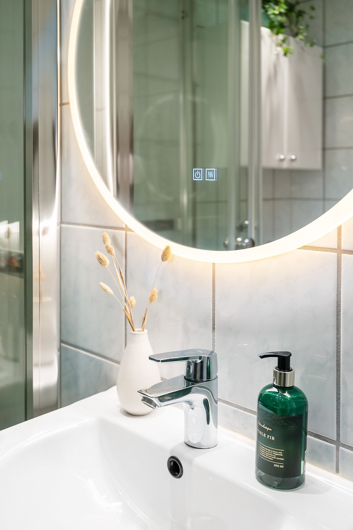 Det er gulvvarme, samt opplegg for vaskemaskin på badet Galleribilde