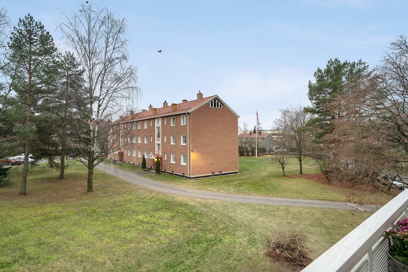 Flott utsyn over borettslagets store grøntarealer. Galleribilde