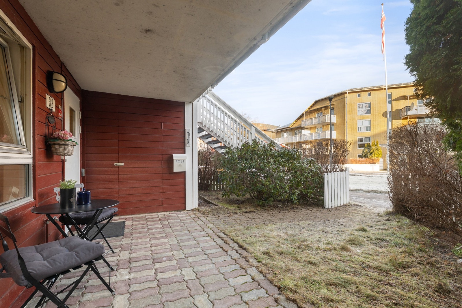 Inngangsparti - Det finnes 2 utvendige boder, ett nede i terrassen og ett her ved inngangspartiet Galleribilde