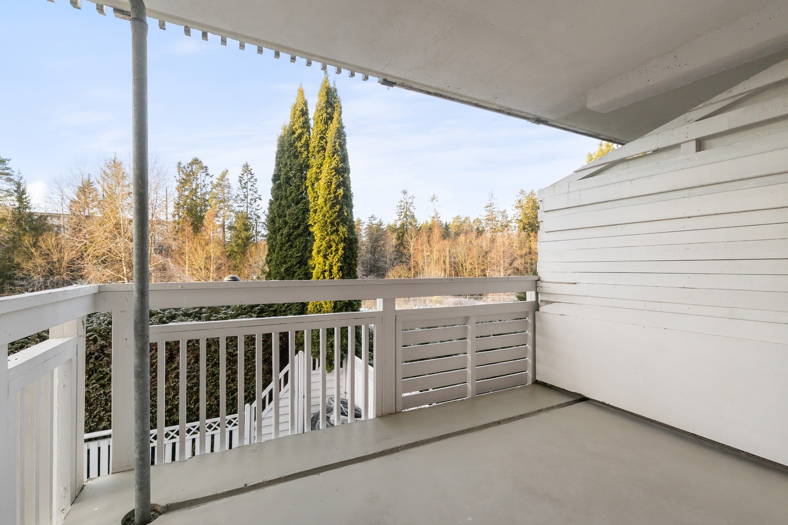 Fredfull balkong med betongdekke Galleribilde