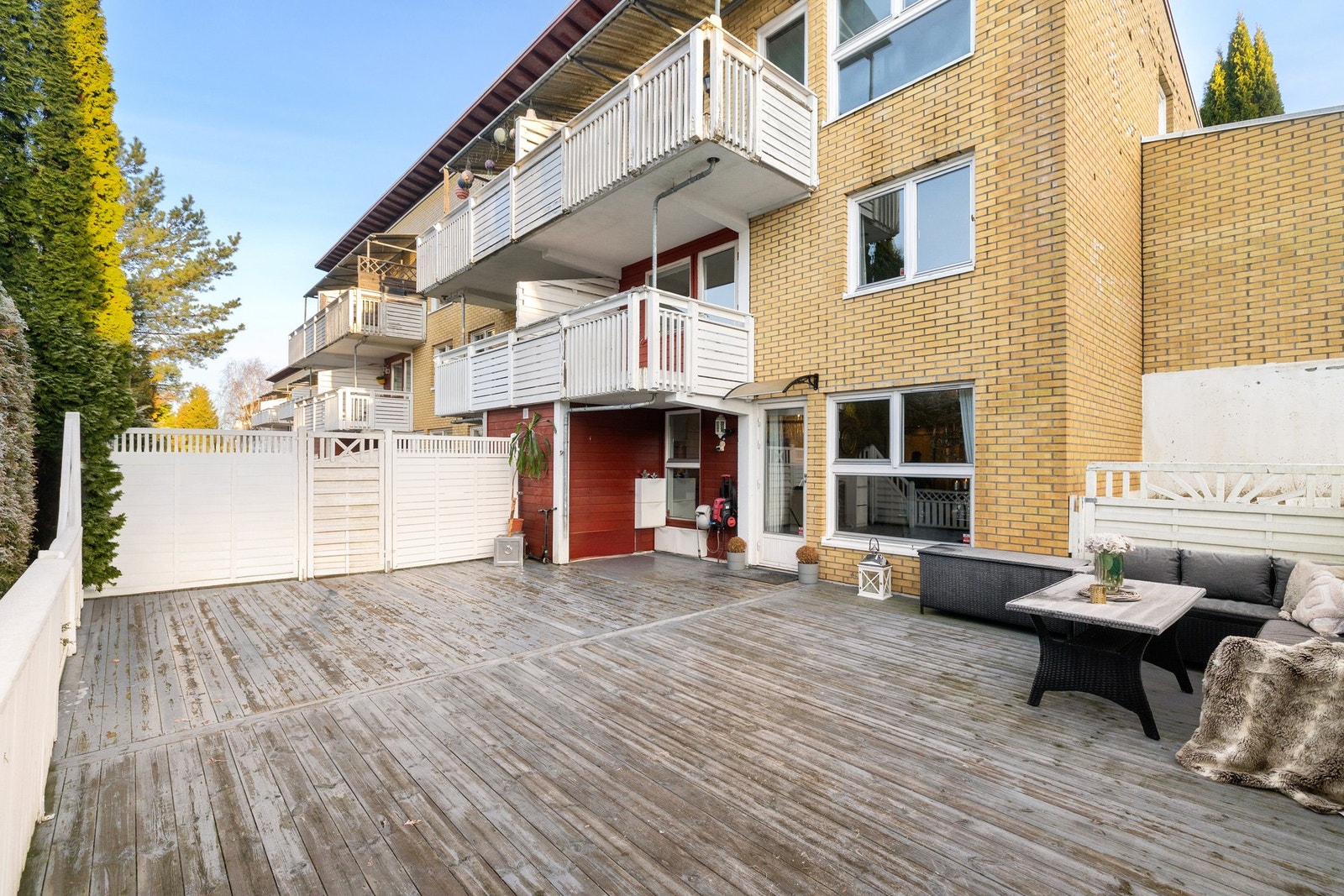 Uteplassene vender mot vest og gir gode solforhold med sol på ettermiddagen og kveld Galleribilde