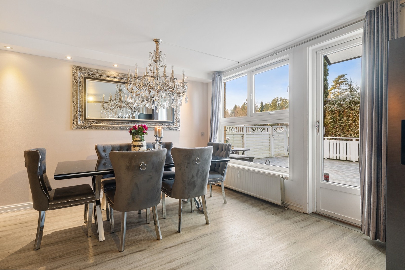 Reis Malik v/Eiendomsmeglerne AS har gleden av å ønske velkommen til denne herlige familieboligen! Galleribilde