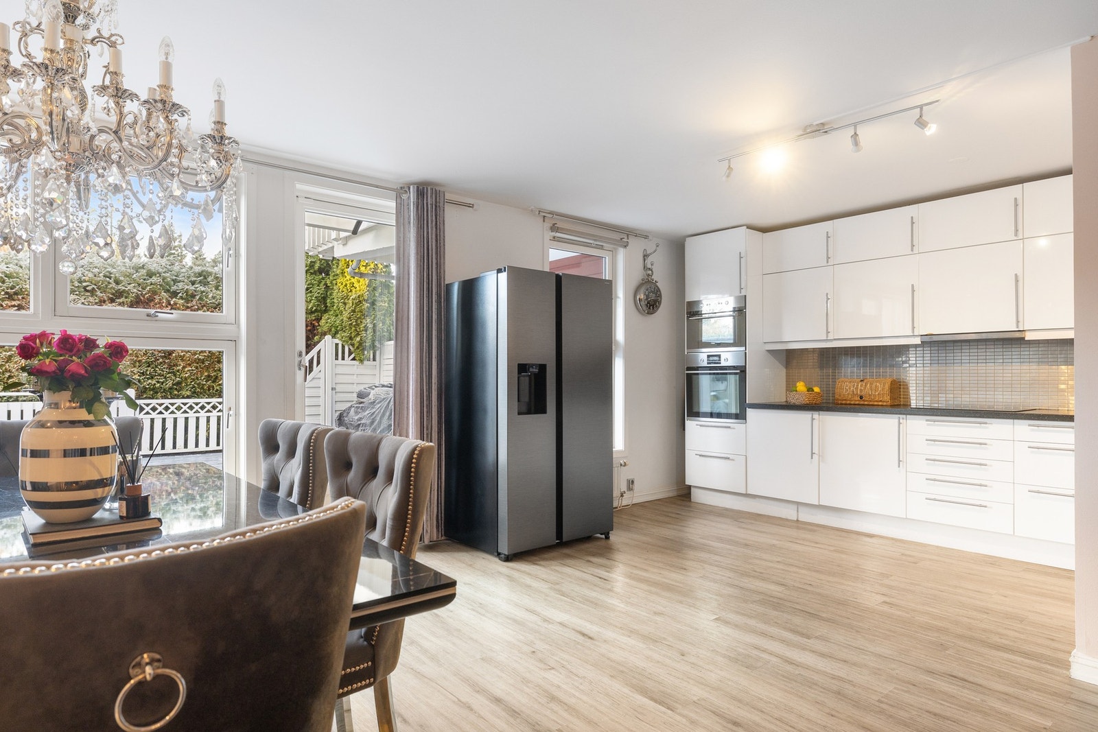 Stuen er i åpen løsning med kjøkkenet Galleribilde