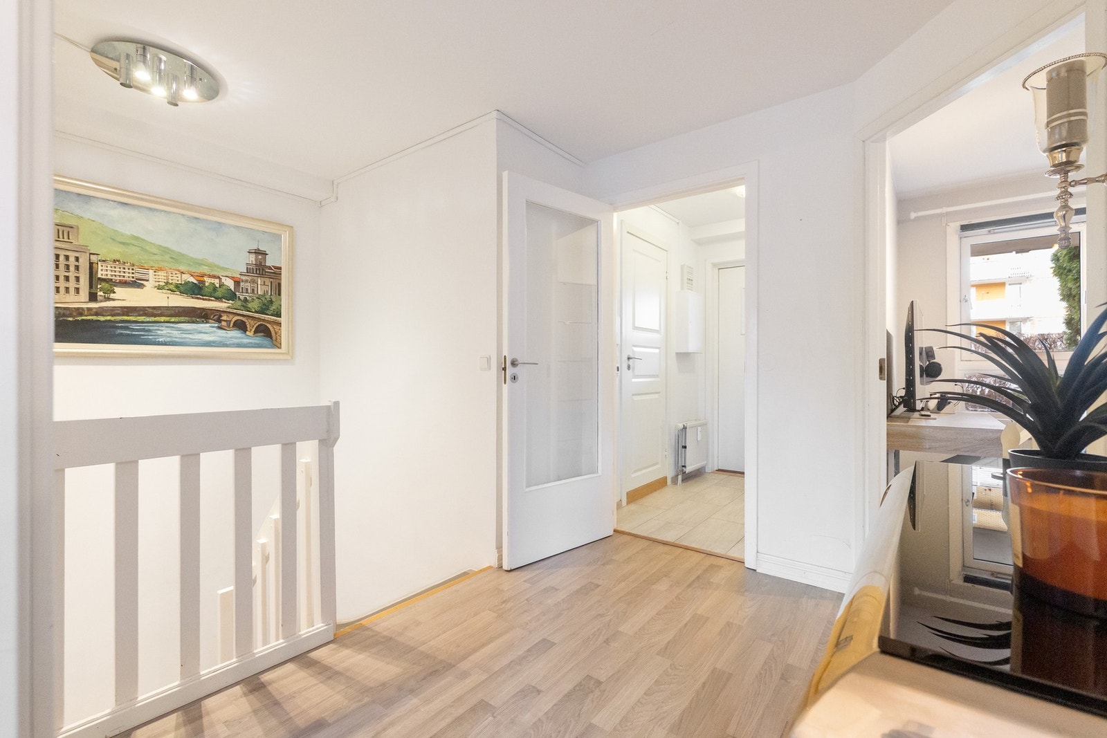 Leiligheten går over to plan, med beliggenhet i byggets 1. etasje og underetasje. Denne etasjen har eget baderom og 3 soverom. Galleribilde