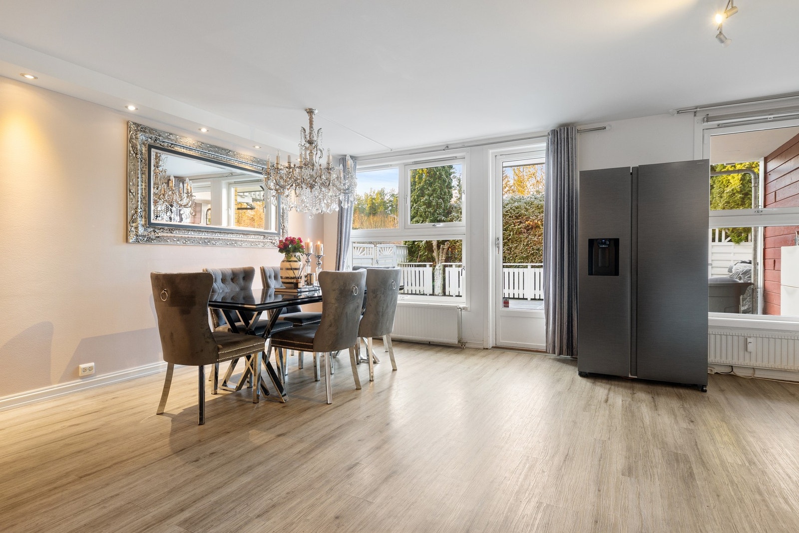 Leiligheten har en gjennomtenkt planløsning med gode oppholdsrom og funksjonelle løsninger, og fremstår som lys og innbydende Galleribilde