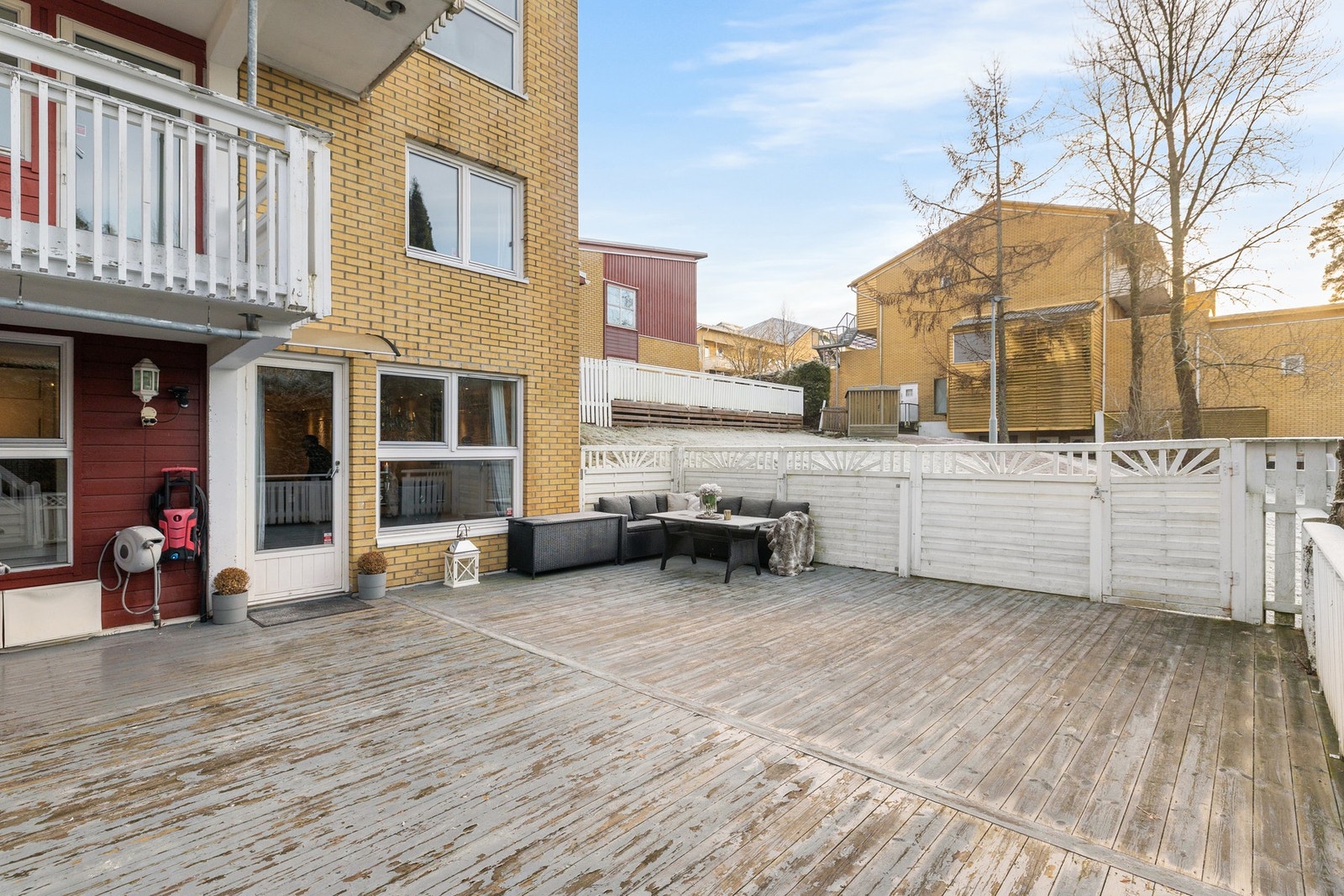 Uteplassene gir svært gode solforhold og god plass til både møblering, lek og uteopphold gjennom store deler av dagen Galleribilde