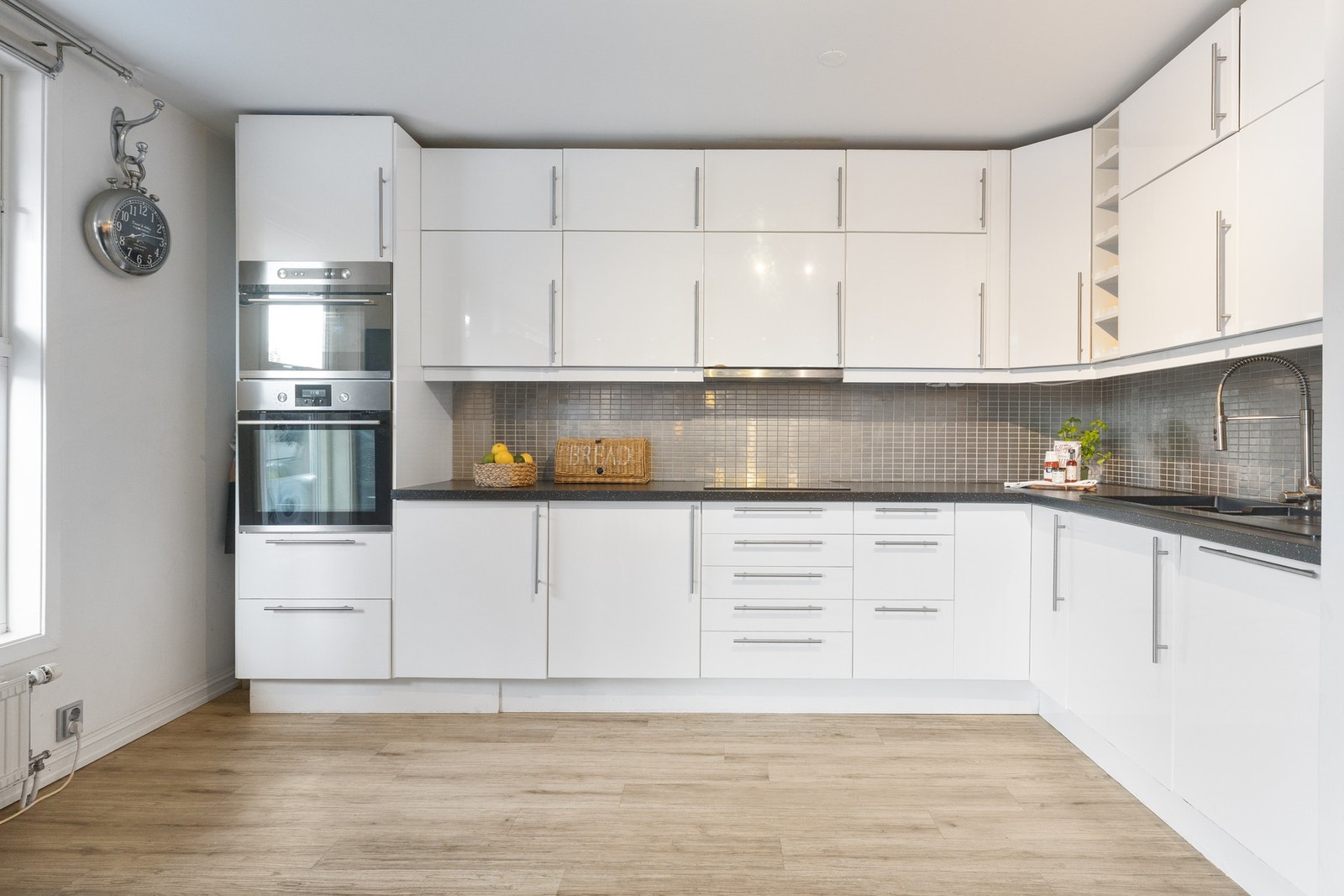 Kjøkkenet er utstyrt med integrert komfyr og mikrobølgeovn i høyskap, nedfelt platetopp og integrert oppvaskmaskin Galleribilde