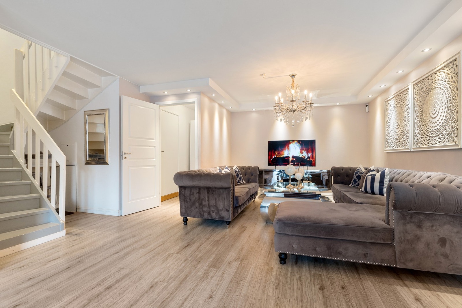 Velkommen inn! Boligen har en innbydende og romslig stue, perfekt for en større samling Galleribilde