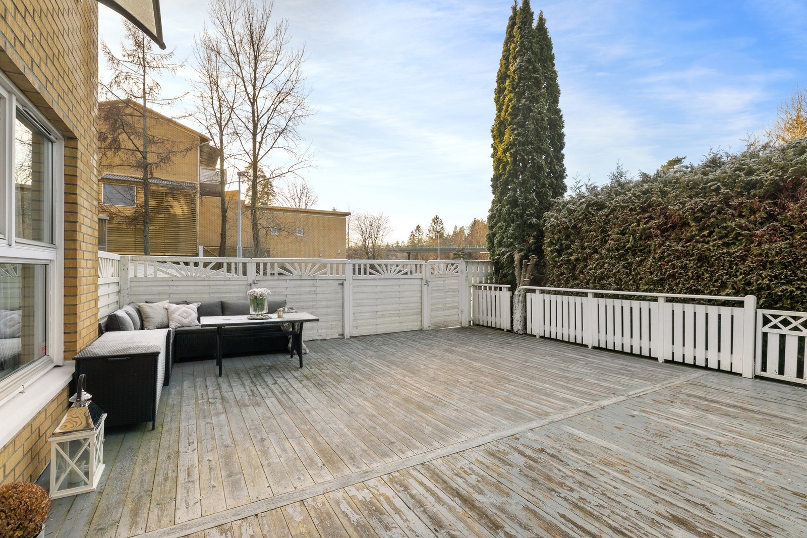 Leiligheten ligger i et etablert, barnevennlig og trafikkskjermet boområde med nærhet til skoler, barnehager, idrettsanlegg, servicetilbud og flotte tur- og friluftsområder Galleribilde